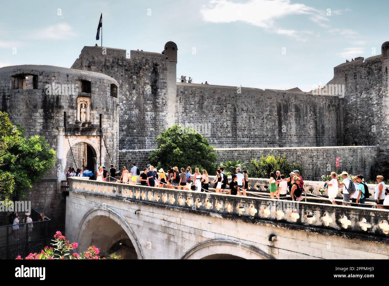 Pile Gate Dubrovnik Kroatien August 14 2022 Menschen Männer und Frauen gehen entlang der Steinbrücke zum Tor der Altstadt. Eine Menge Touristen. Geschäftiger Eingang. Haupteingang Altstadt, geschäftiges Pile Gate Stockfoto