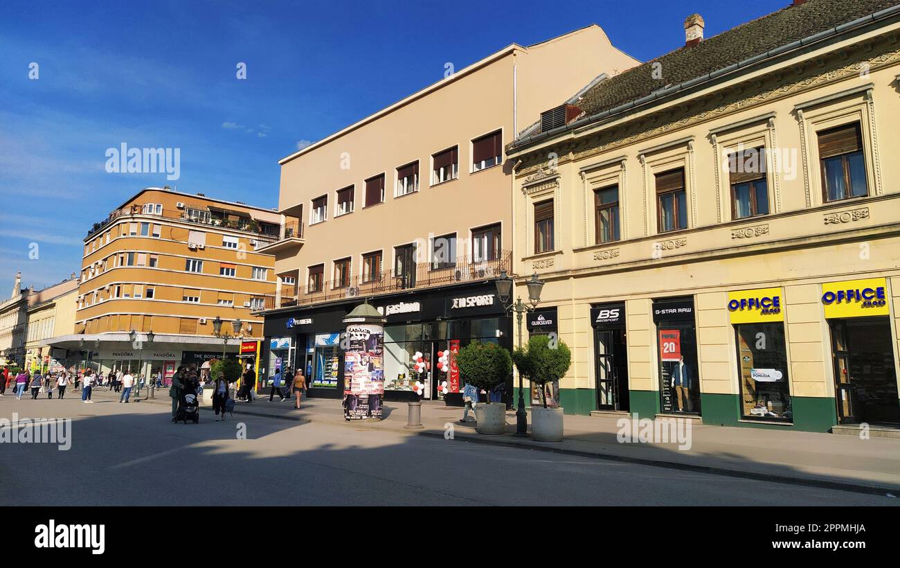 Novi Sad, Serbien 30. April 2022 das Hotel Vojvodina ist das älteste Hotel im Zentrum der Stadt. Europäische Tourismusfazilität. Straße mit Passanten. Freiheitsplatz. Hotel mit Zimmern, das Dienstleistungen anbietet Stockfoto