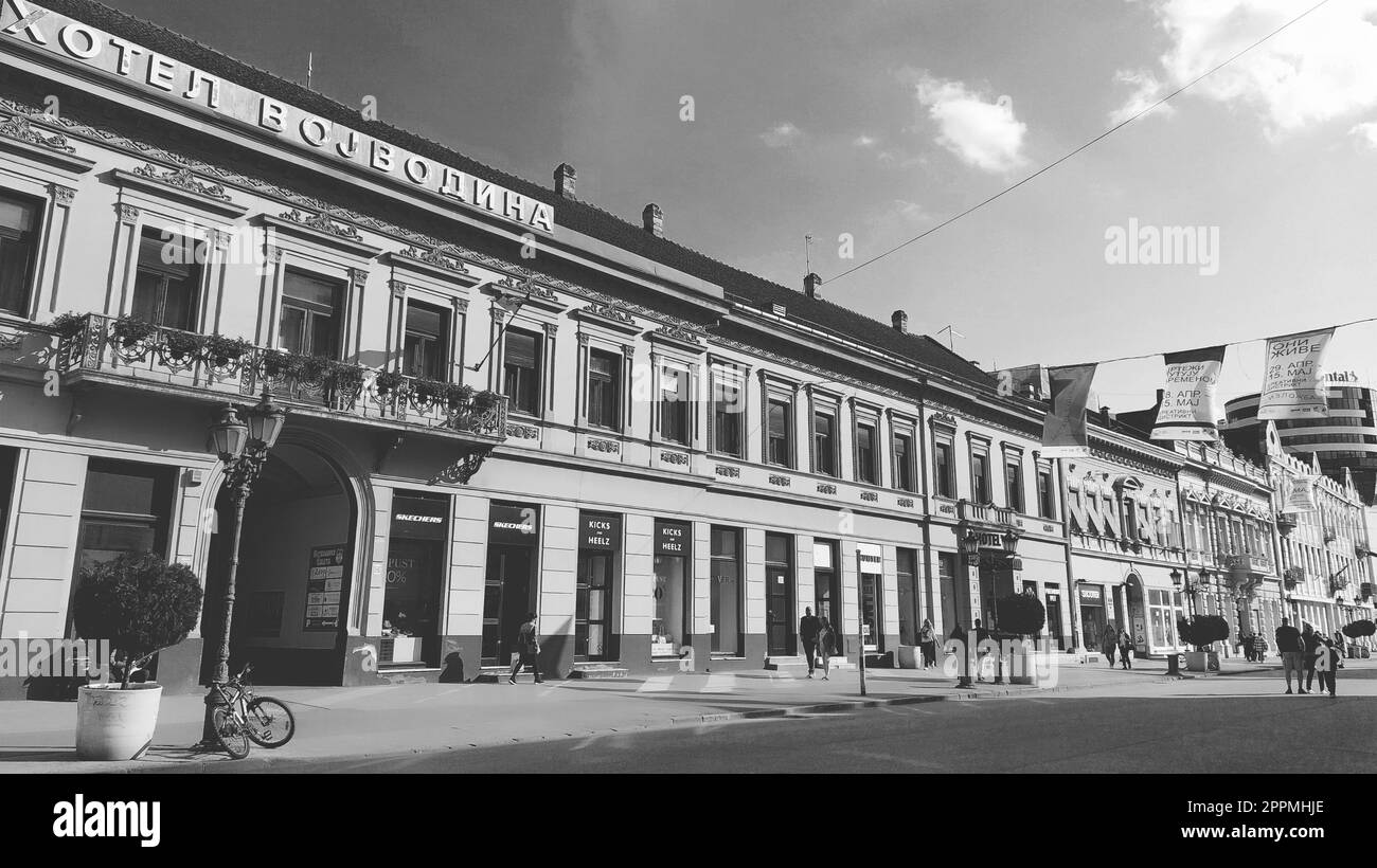 Novi Sad, Serbien 30. April 2022 das Hotel Vojvodina ist das älteste Hotel im Zentrum der Stadt. Europäische Tourismusfazilität. Straße mit Passanten. Freiheitsplatz. Hotel mit Zimmern, das Dienstleistungen anbietet Stockfoto