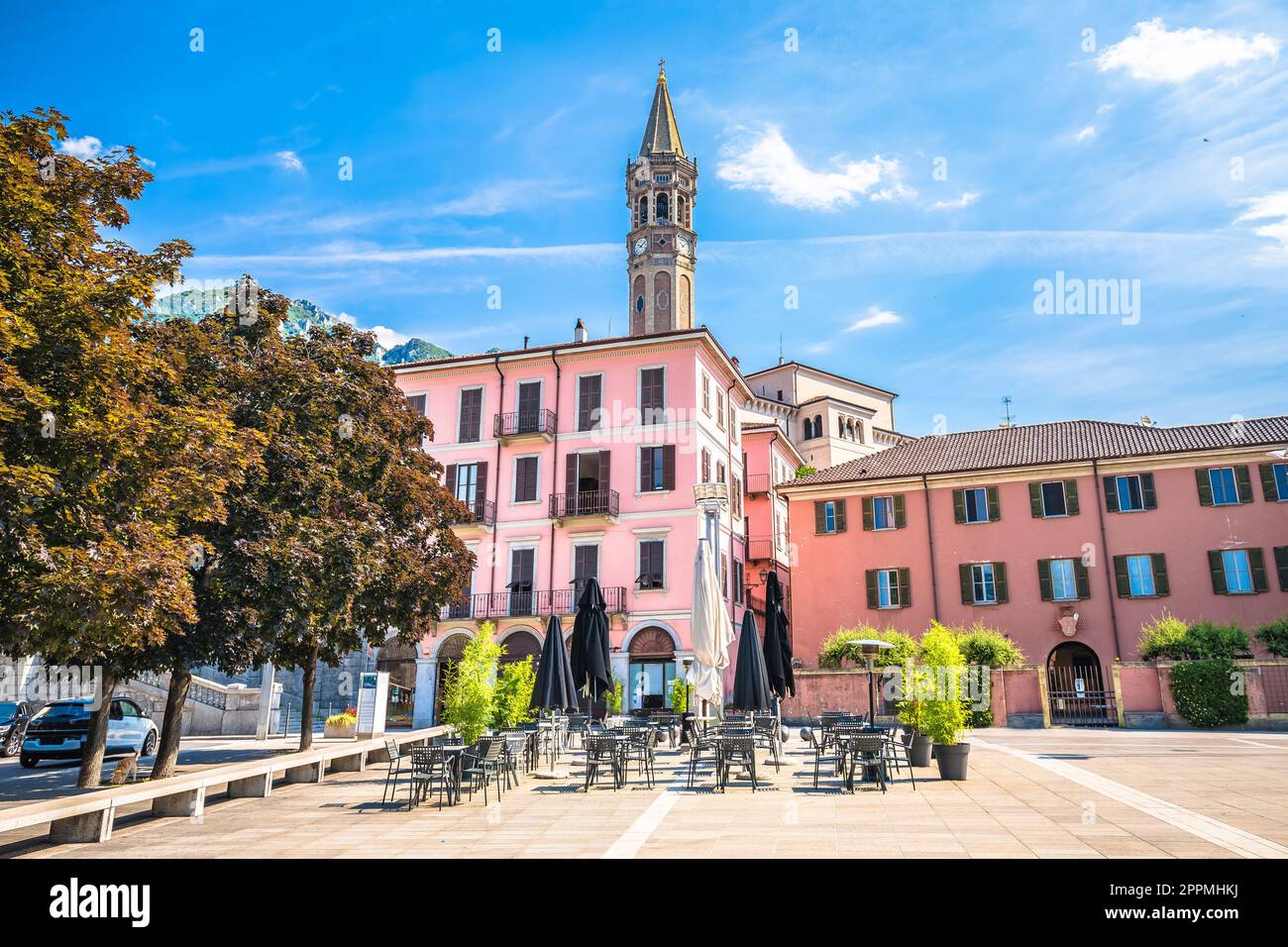 Blick auf die Stadt Lecco, den farbenfrohen Platz und den Kirchturm Stockfoto