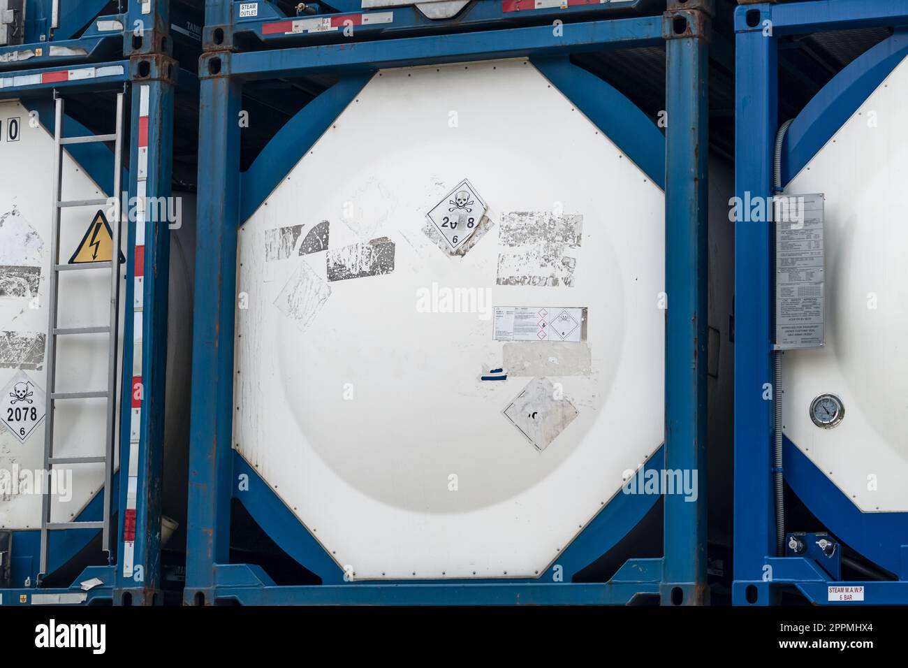 Chemikalienbehälter. ISO-Tankbehälter für Chemikalienzufuhr. Transport von flüssigen Massengütern. Chemieunternehmen. Containerfrachtbereich. Globales Logistikgeschäft. Chemikalienbehälter für LKW-Transport. Stockfoto