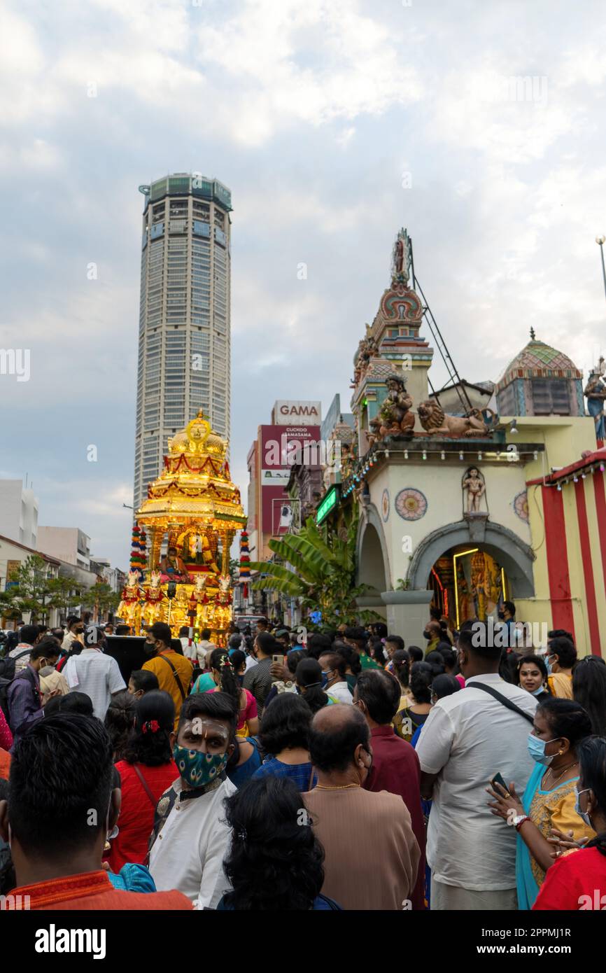 Hindu-Anhänger versammeln sich während Thaipusam mit goldenen Streitwagen Stockfoto