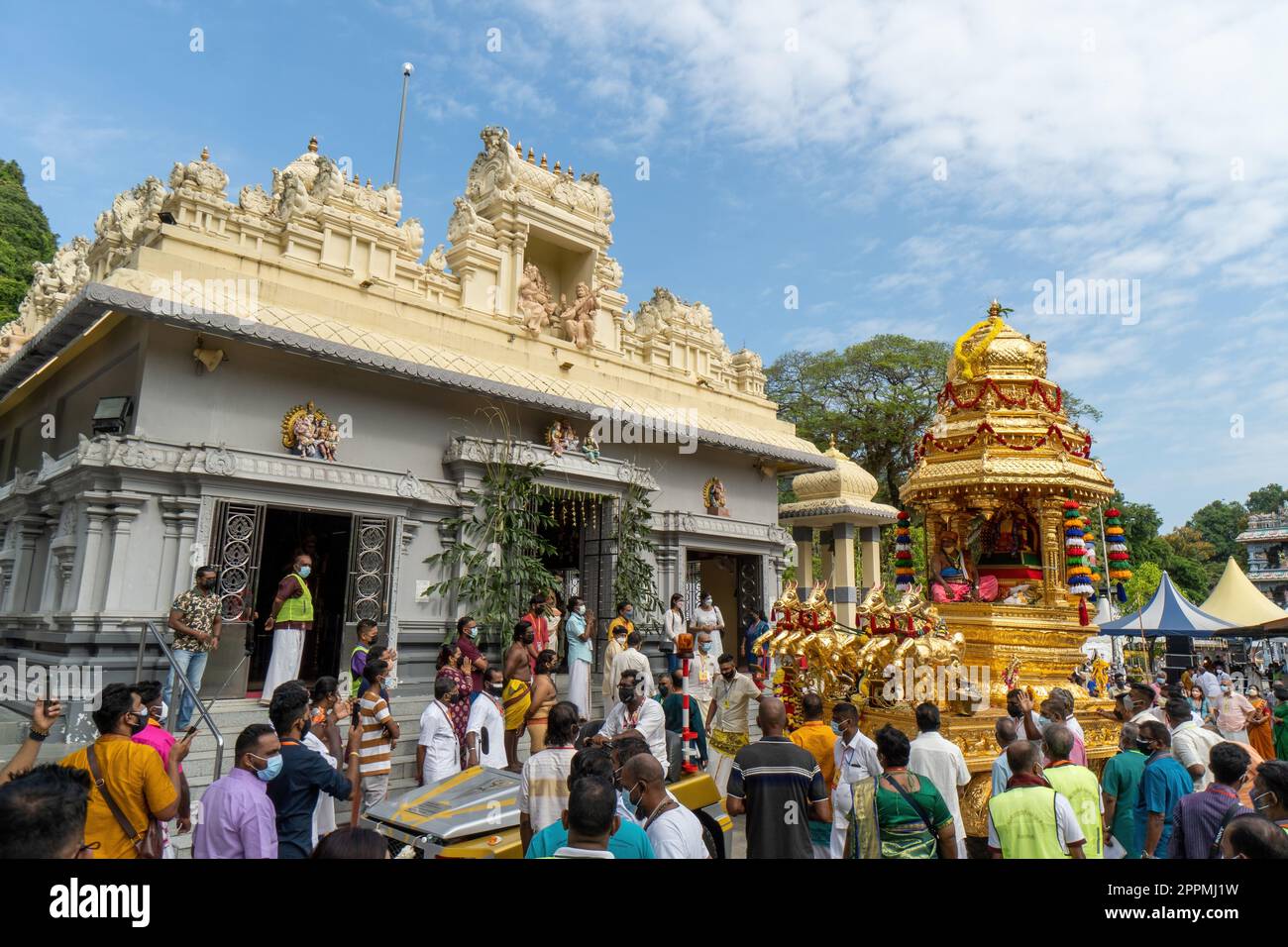 Hindu-Anhänger versammeln sich im Tempel Thanni Malai Murugan Stockfoto