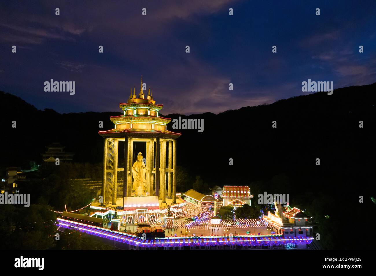 Pavillon der Göttin der Barmherzigkeit mit LED-Licht während der blauen Stunde Stockfoto