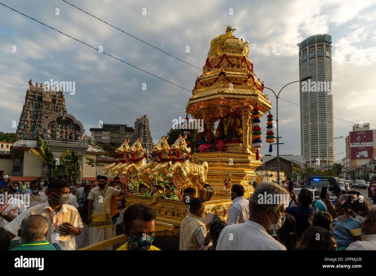 Goldener Streitwagen Ankunft im Tempel Penang Nagarathar Sivan während der Thaipusam-Prozession Stockfoto