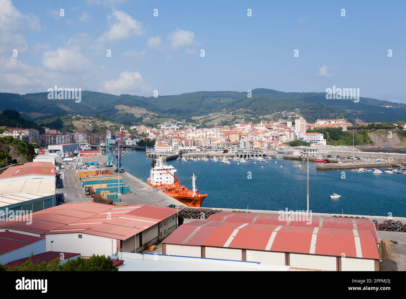 Bermeo Harbour and Settlement View, Spanien Stockfoto