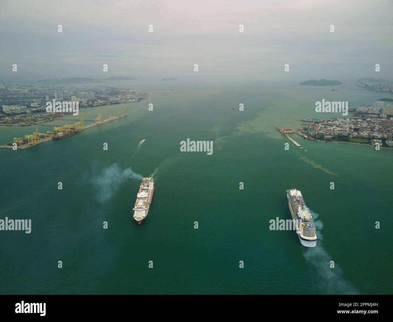 Das Kreuzfahrtschiff aus der Vogelperspektive bewegt sich am Hafen von Penang in eine andere Richtung Stockfoto