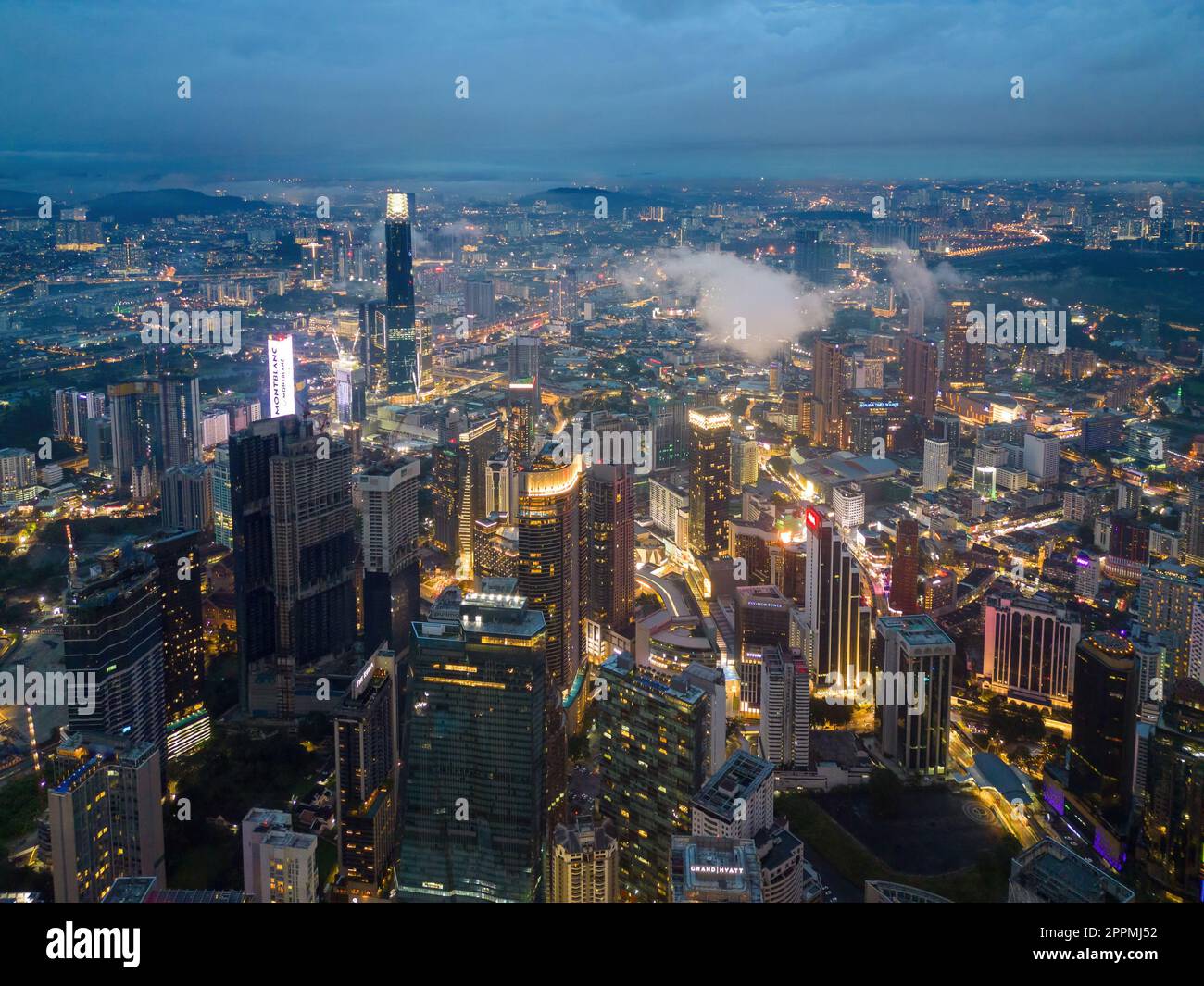 Die pulsierende Stadt Kuala Lumpur erwacht bei Nacht zum Leben Stockfoto