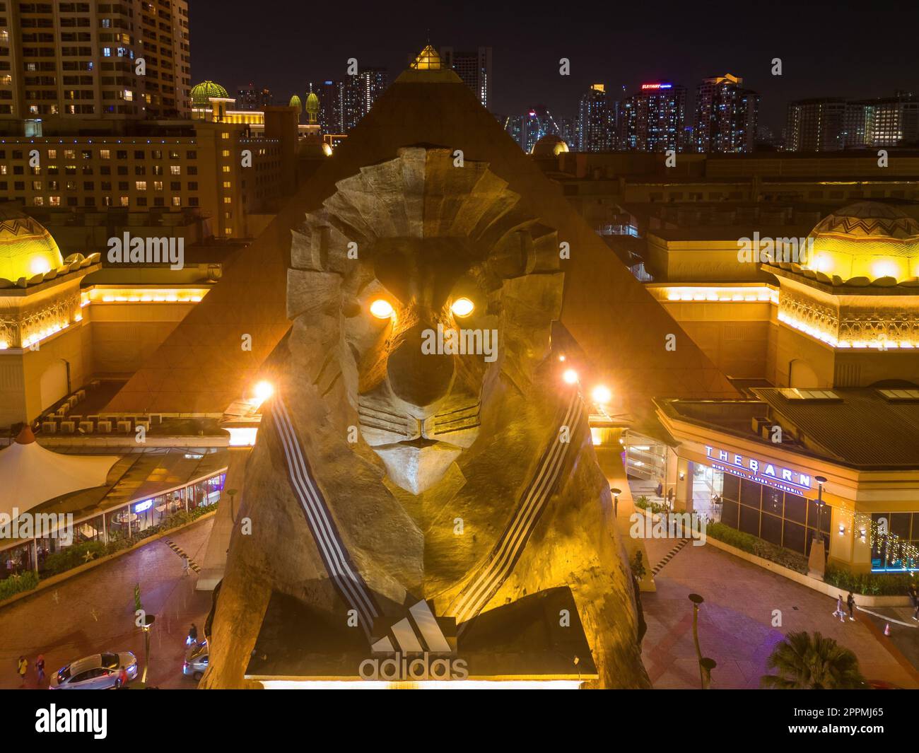 Sunway Pyramid Shopping Mall Löwenstatue bei Nacht Stockfoto