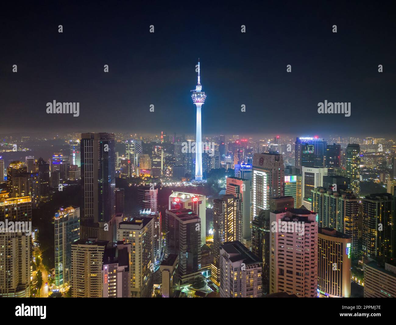 Kuala Lumpur Tower sind wunderschön beleuchtet Stockfoto
