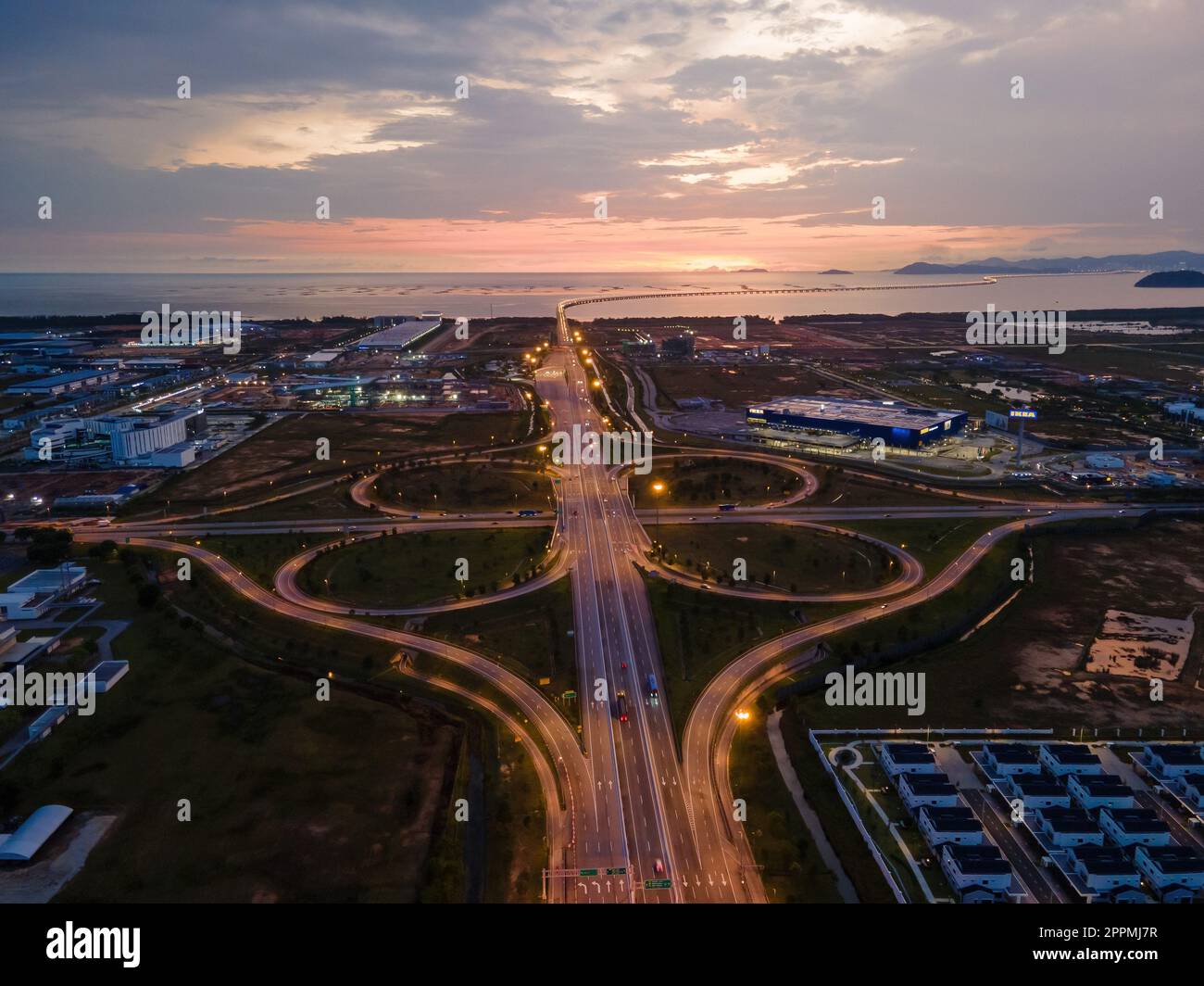 Die Drohne schoss auf den Autobahnkreuz während der Sunset Hour Stockfoto