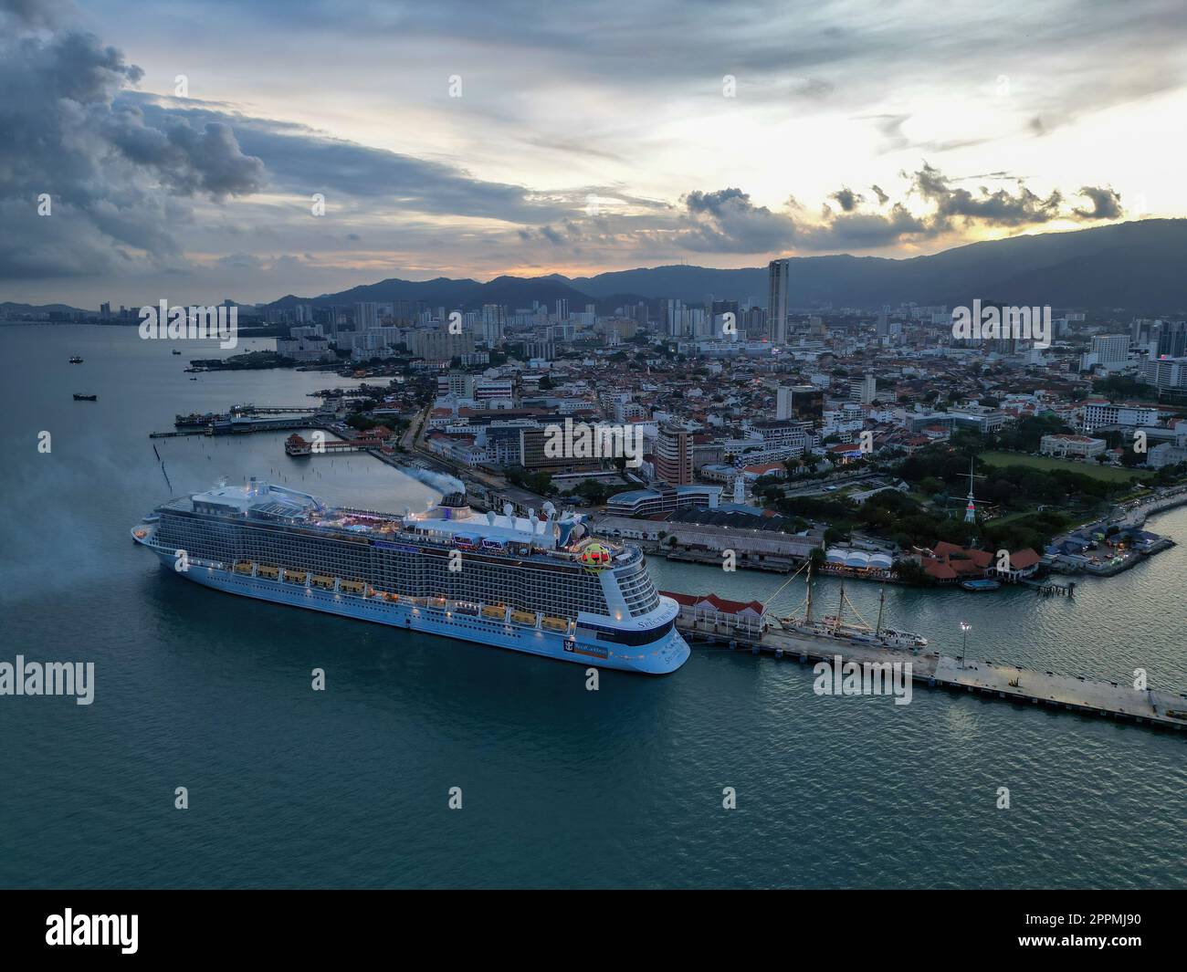 Genting Dream Kreuzfahrtschiff Teil im Penang Hafen Stockfoto