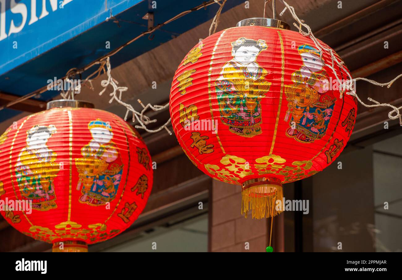 Chinesische Laternen vor einem lokalen Restaurant. Sie werden Kongming genannt. Stockfoto