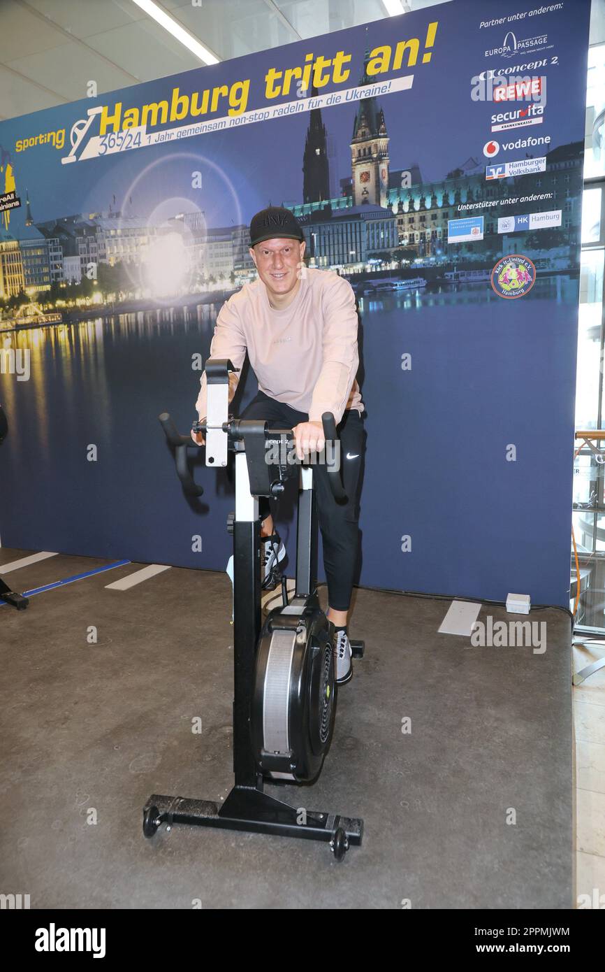 Ivan Klasnic, Charity-Radfahren in der Europa-Passage, wo eine Glühbirne mit Ergometern beleuchtet ist. Das Geld geht 1:1 an ukrainische Hilfsprojekte in Zusammenarbeit mit der Organisation #WeAreAllUkrainians,Hamburg,09.03.2023 Stockfoto