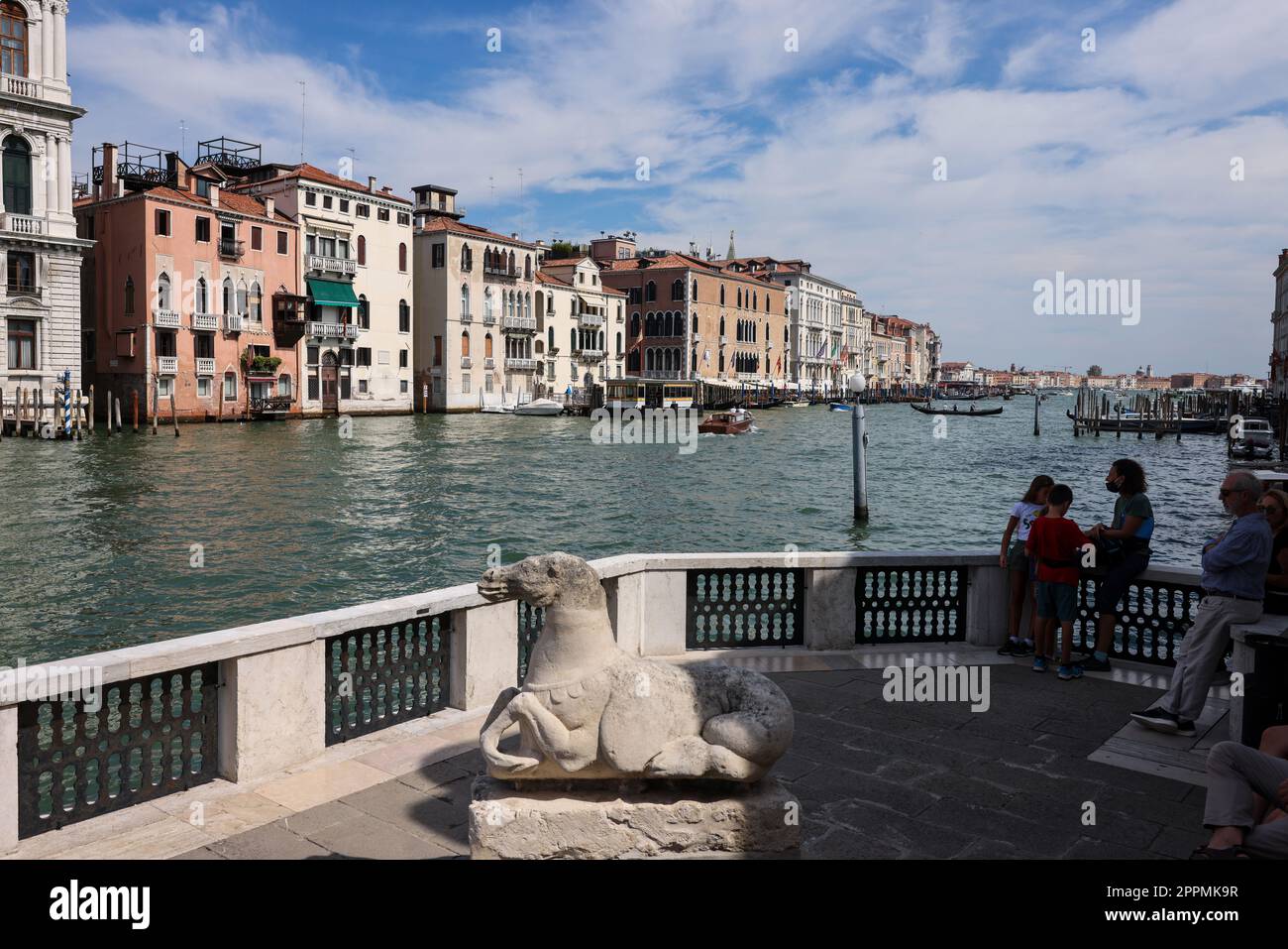 Blick auf den Canale Grande von der Terrasse der Peggy Guggenheim Collection in Venedig Stockfoto