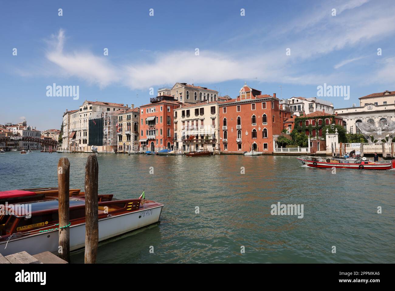 Hölzerne Anlegestelle am Canal Grande in Venedig. Stockfoto