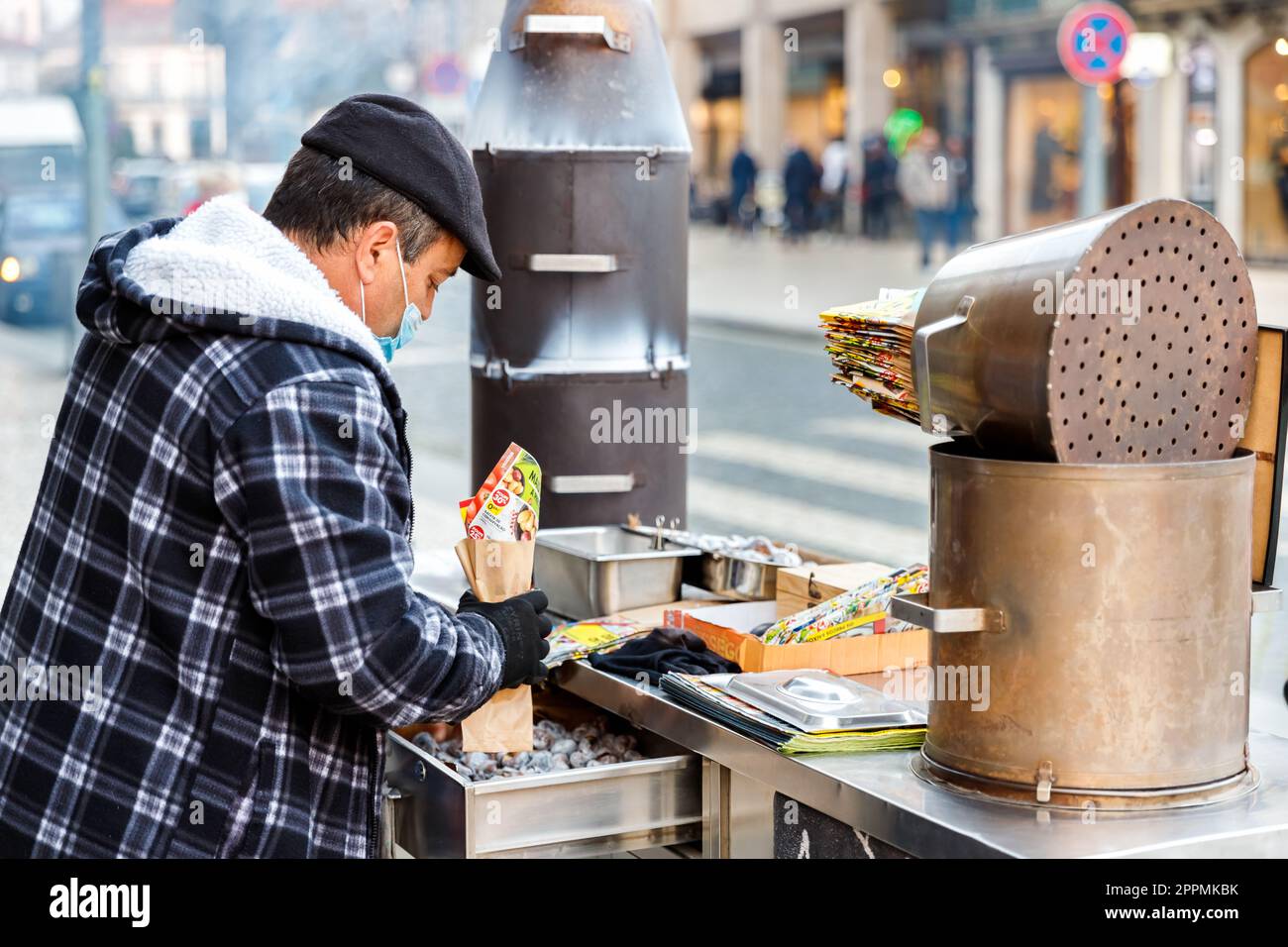 Straßenverkäufer von heißen Kastanien auf Holzkohle in Porto, Portugal Stockfoto