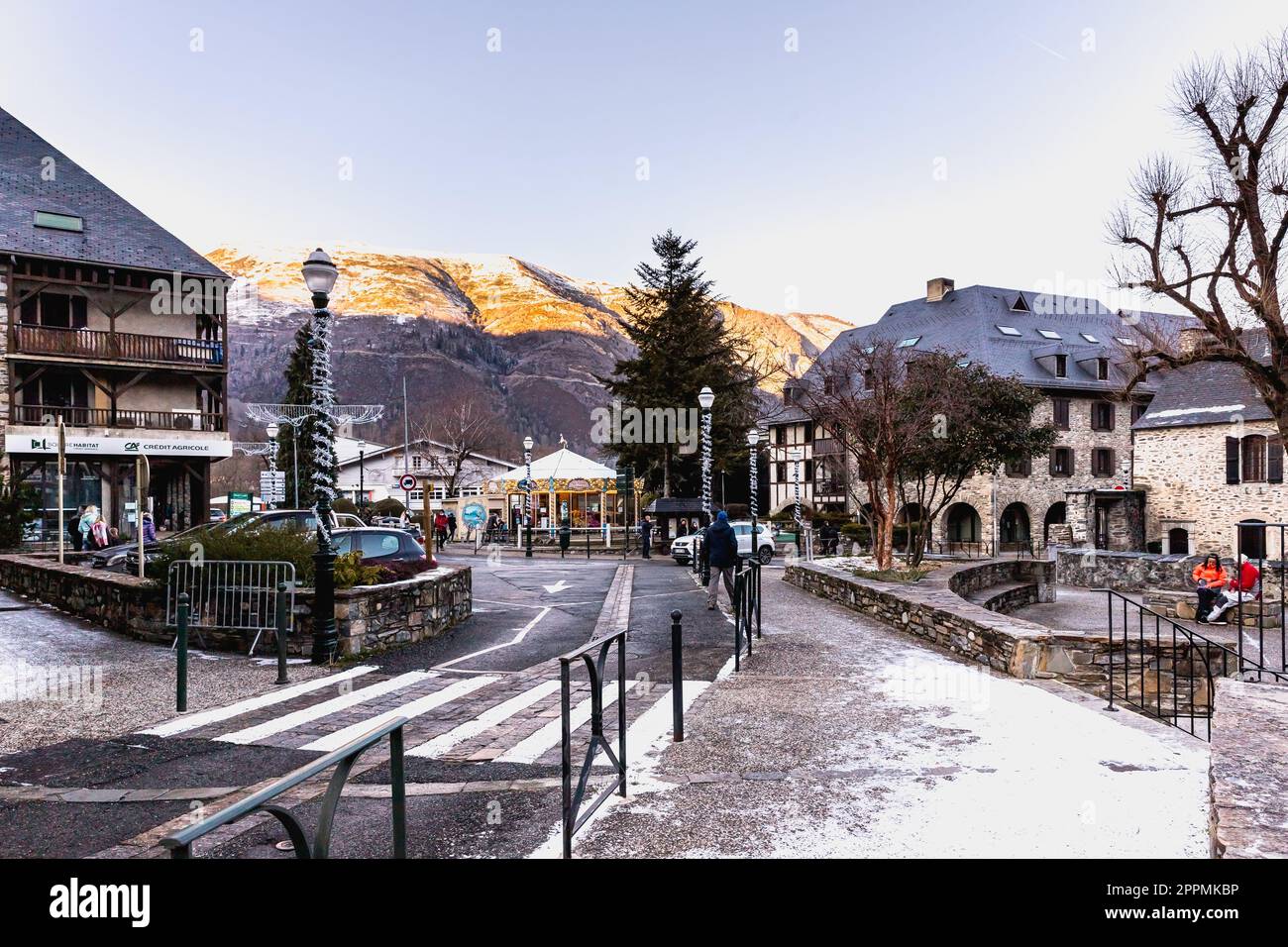 Hauptstraße des berühmten Skigebiets Saint-Lary-Soulan, Frankreich Stockfoto