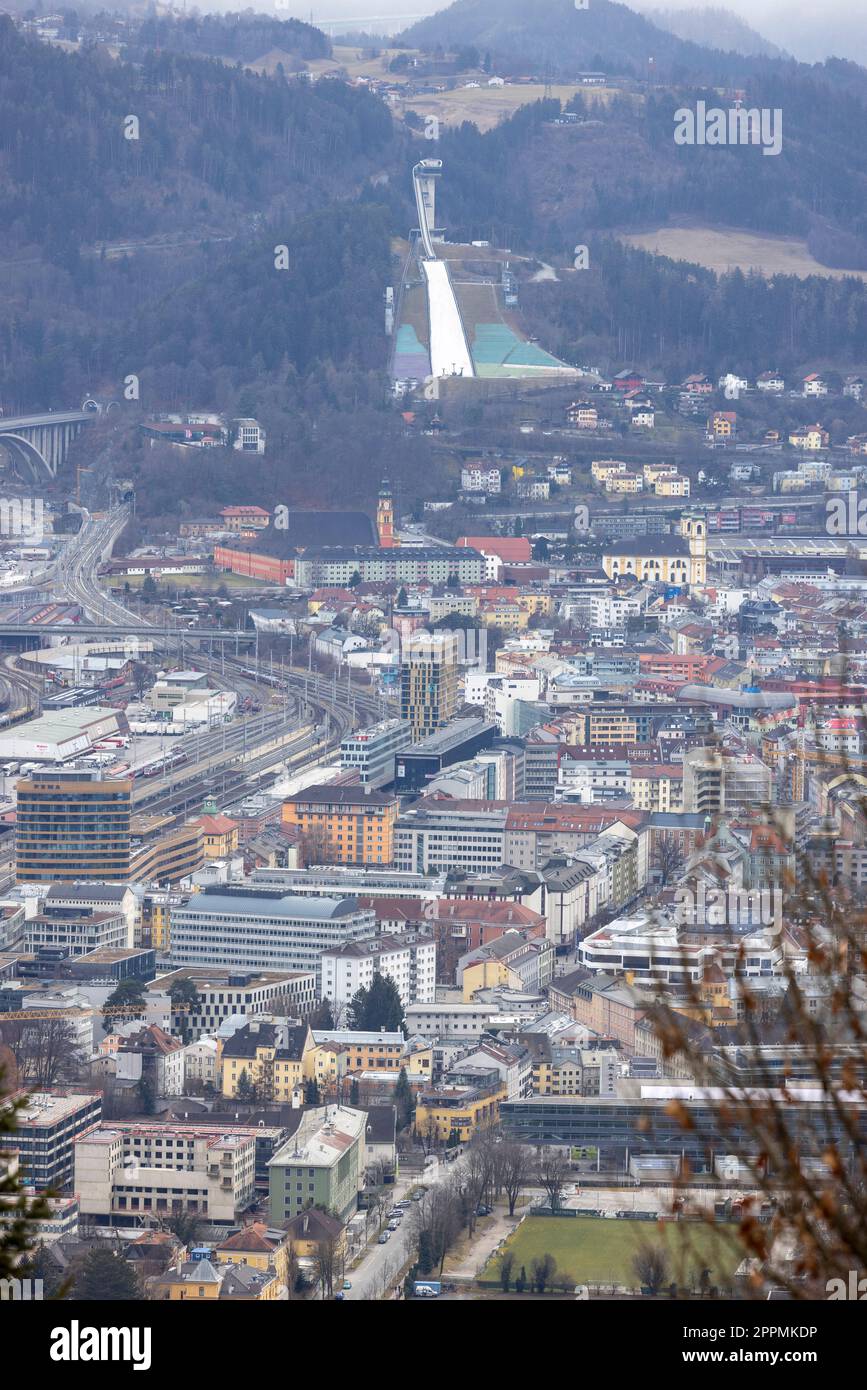 Luftaufnahme der Stadt und Bergisel Ski Jump, Innsbruck, Österreich Stockfoto