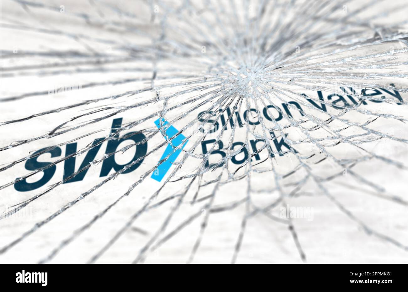 Zerbrochenes Glas mit unscharfem Silicon Valley Bank-Logo im Hintergrund Stockfoto