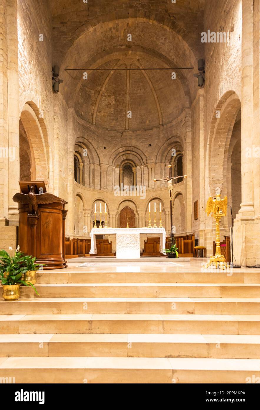 Ventimiglia - Italien - Innere der romanischen katholischen Kathedrale mit Altar Stockfoto