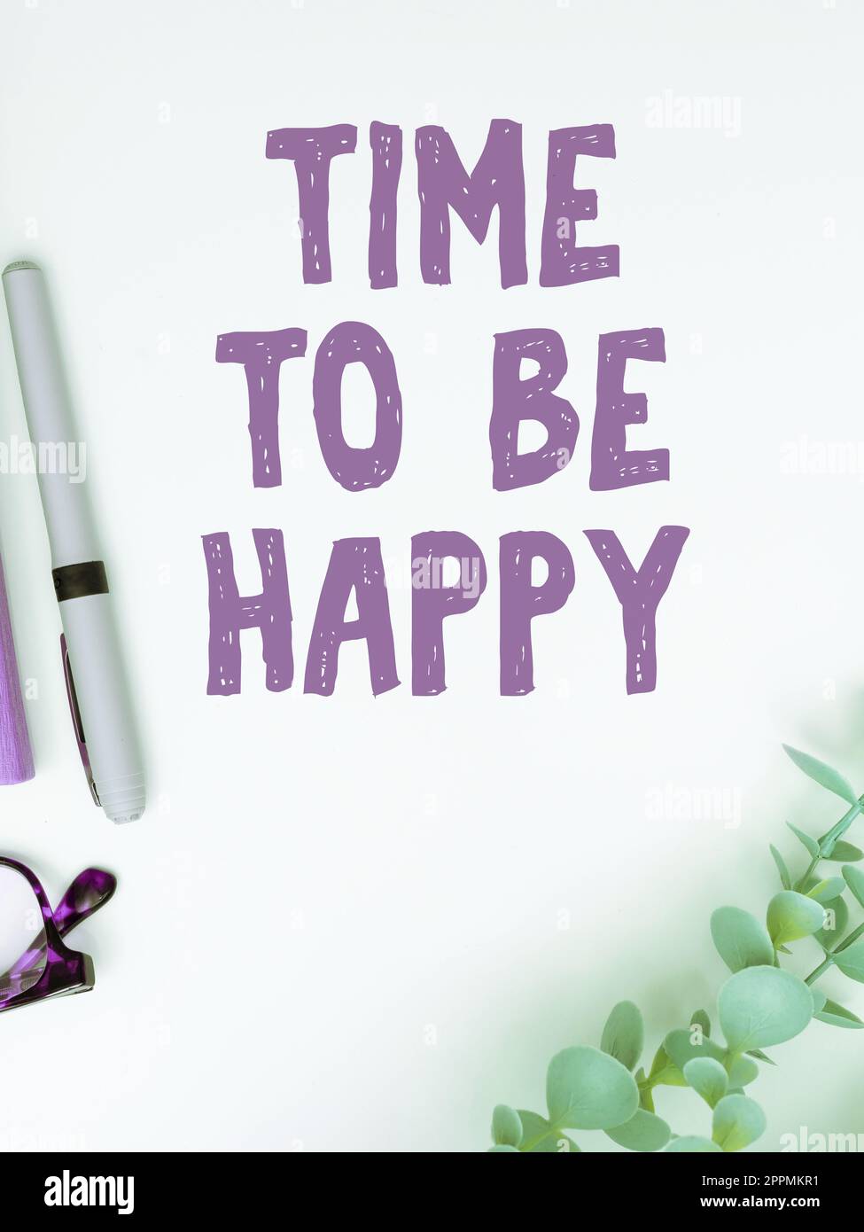 Inspiration mit „Time to Be Happy“-Zeichen. Konzeptionelle, fotografieorientierte Arbeiter mit dem Ziel „Zufriedenheit am Arbeitsplatz“ Stockfoto