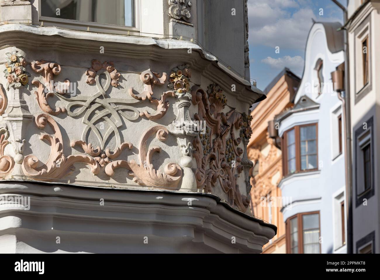 Die dekorative Fassade des Helbling-Hauses in der Altstadt von Herzog-Friedrich, Innsbruck, Osterreich Stockfoto