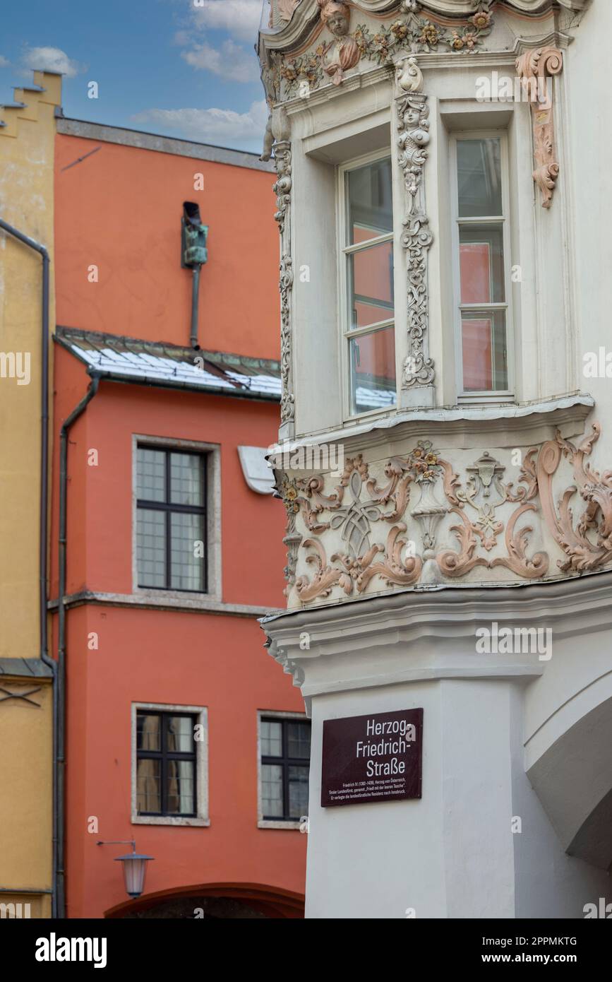 Die dekorative Fassade des Helbling-Hauses in der Altstadt von Herzog-Friedrich, Innsbruck, Osterreich Stockfoto