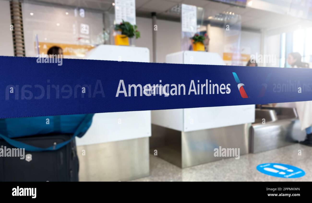 Blaues Absperrband mit dem American Airlines-Logo in einem Flughafen Stockfoto