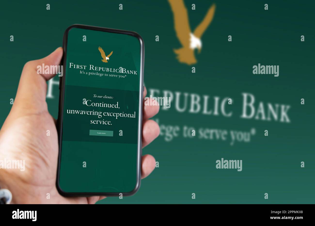 Eine Hand hält ein Telefon mit dem Logo der First Republic Bank auf dem Bildschirm Stockfoto
