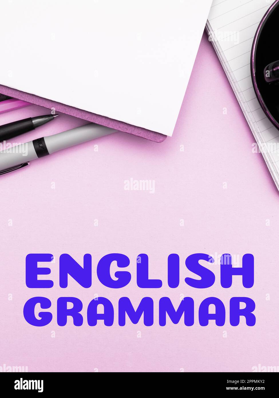 Schild mit englischer Grammatik. Die Kurse zum Geschäftsansatz decken alle Ebenen der englischen Sprache und des Schreibens ab Stockfoto