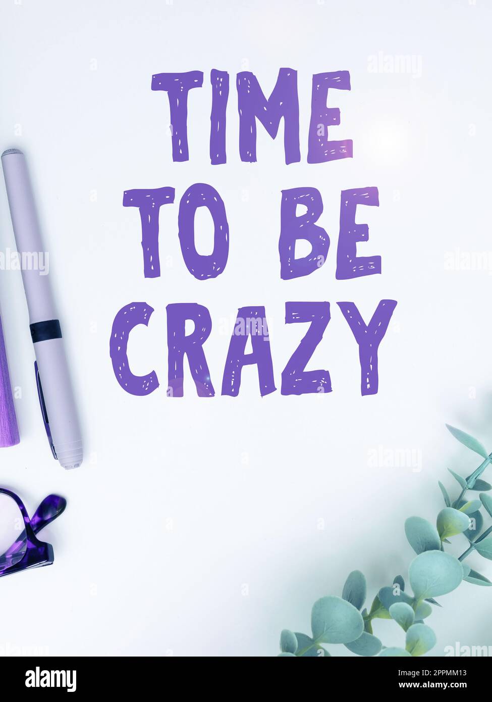 Das Textzeichen zeigt Time To Be Crazy an. Internet-Konzept Freizeit Momente Entspannen Sie sich glücklich genießen Sie den Tag und feiern Sie eine Party Stockfoto