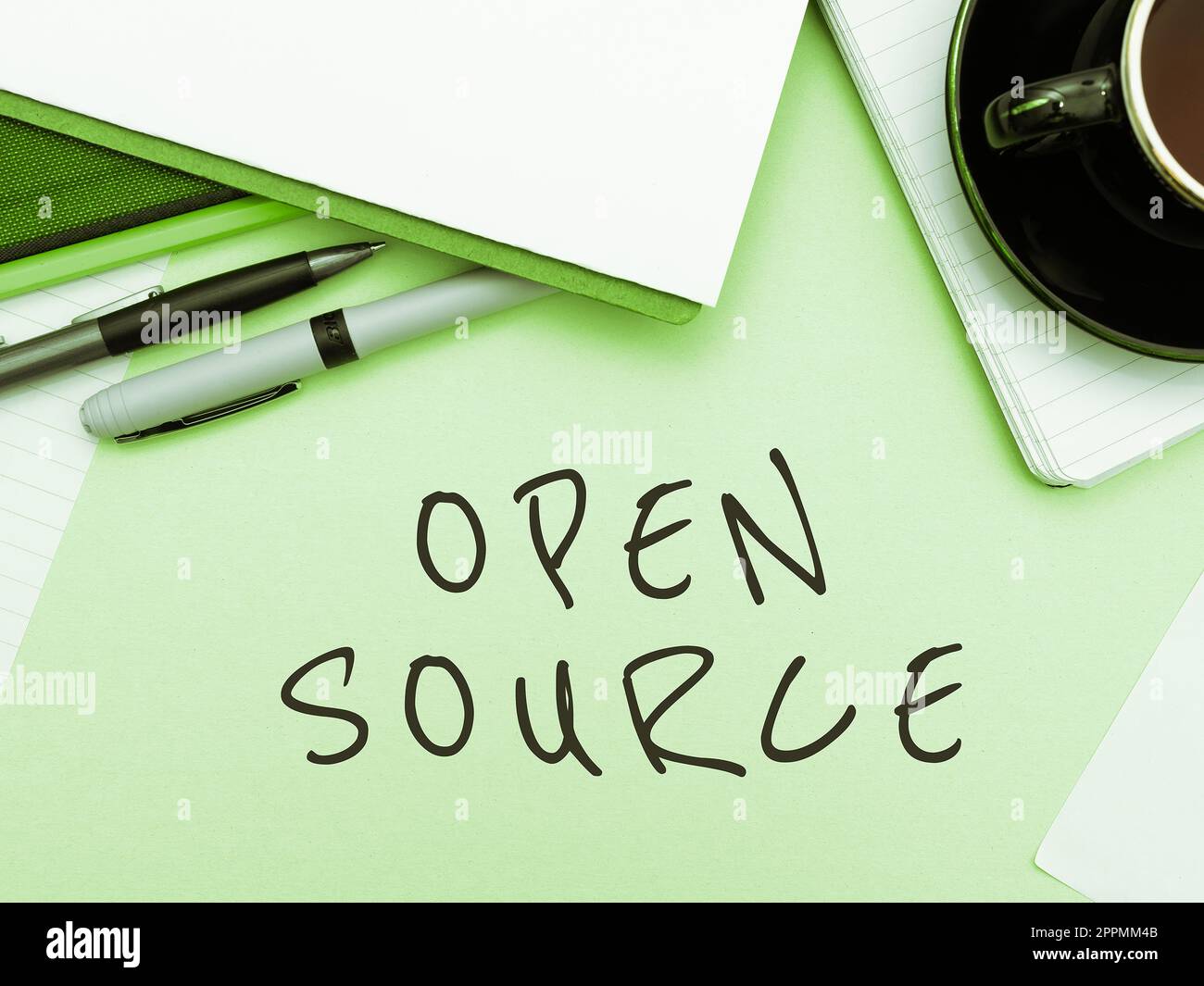 Schild mit Open Source. Wort für die Bezeichnung von Software, deren ursprünglicher Quellcode frei verfügbar ist Stockfoto
