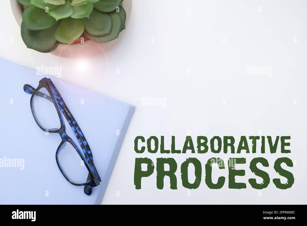 Das Schild zeigt den Collaborative Process an. Konzept bedeutet, dass Menschen und Organisationen arbeiten und Ergebnisse erzielen Stockfoto