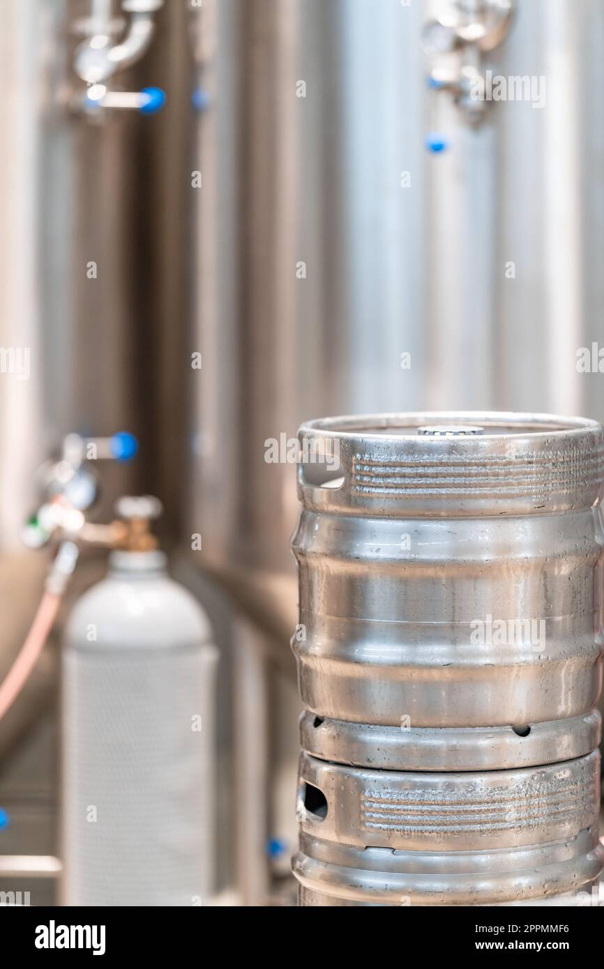 Aluminiumbierfass in einer Brauerei Stockfoto