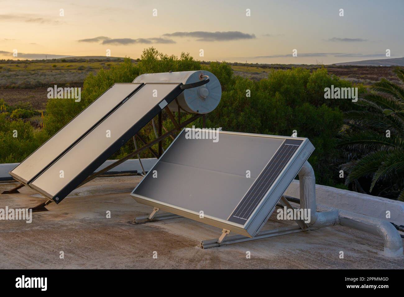 Solarbetriebene Warmwasserheizanlage auf einem Dach eines Wohngebäudes Stockfoto