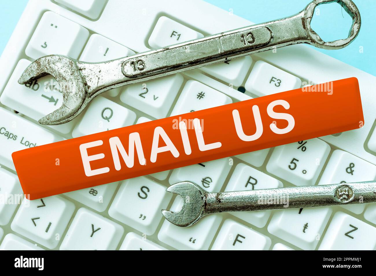 Text mit Inspiration E-Mail an uns. Business Showcase Senden einer Werbebotschaft per Post an eine Gruppe von Personen Stockfoto