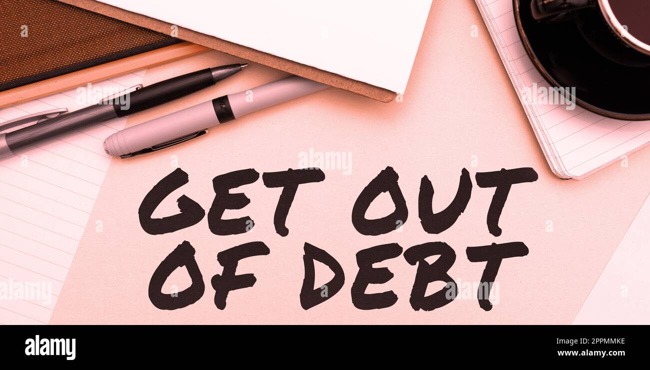 Handschriftstext kommt von Schulden. Geschäftsbeispiele Keine Aussicht, noch mehr bezahlt zu werden und frei von Schulden Stockfoto