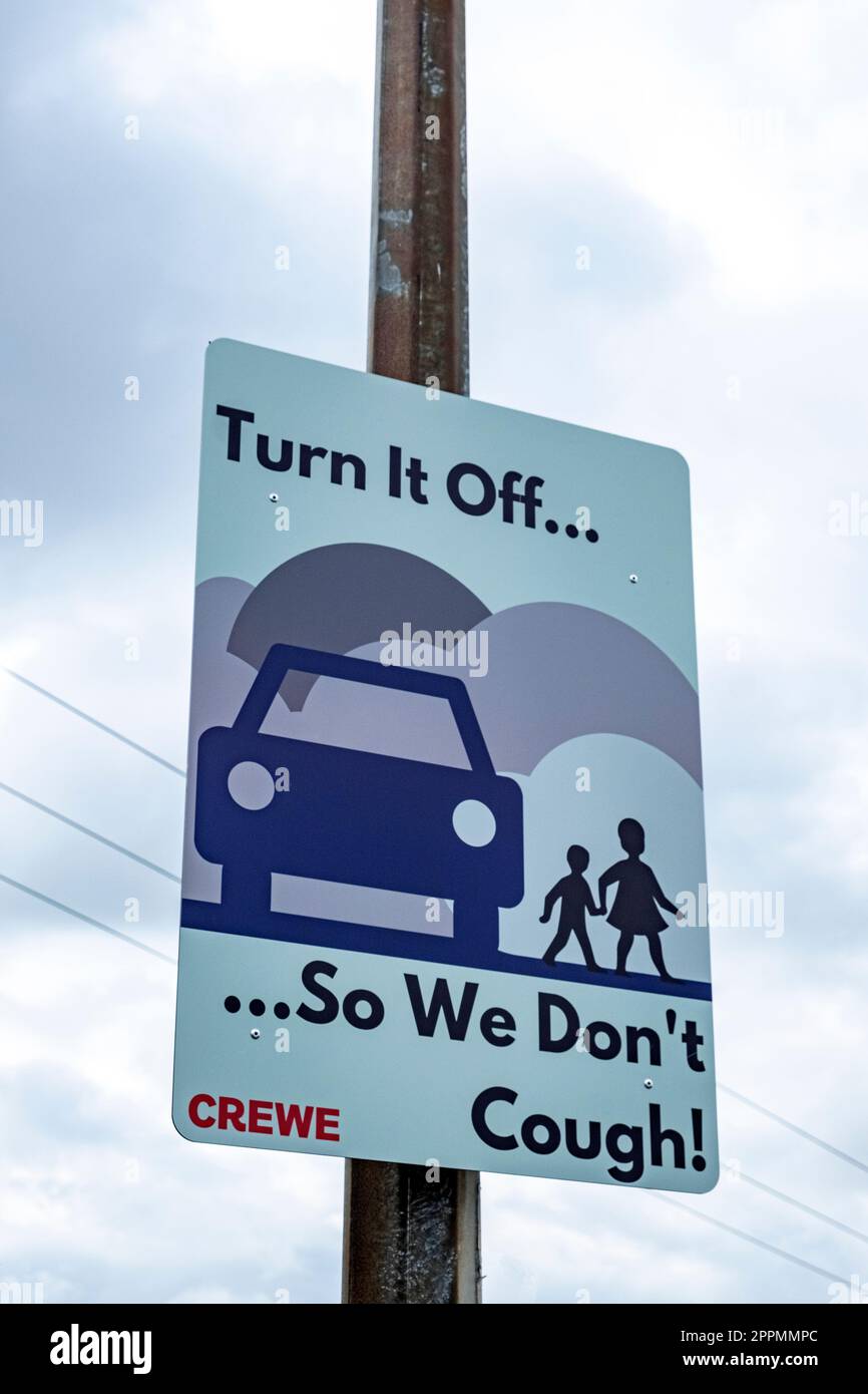 Schild gegen Luftverschmutzung, Absetzpunkt in der Schule, wo man den Motor abstellen soll, während man wartet. Stockfoto