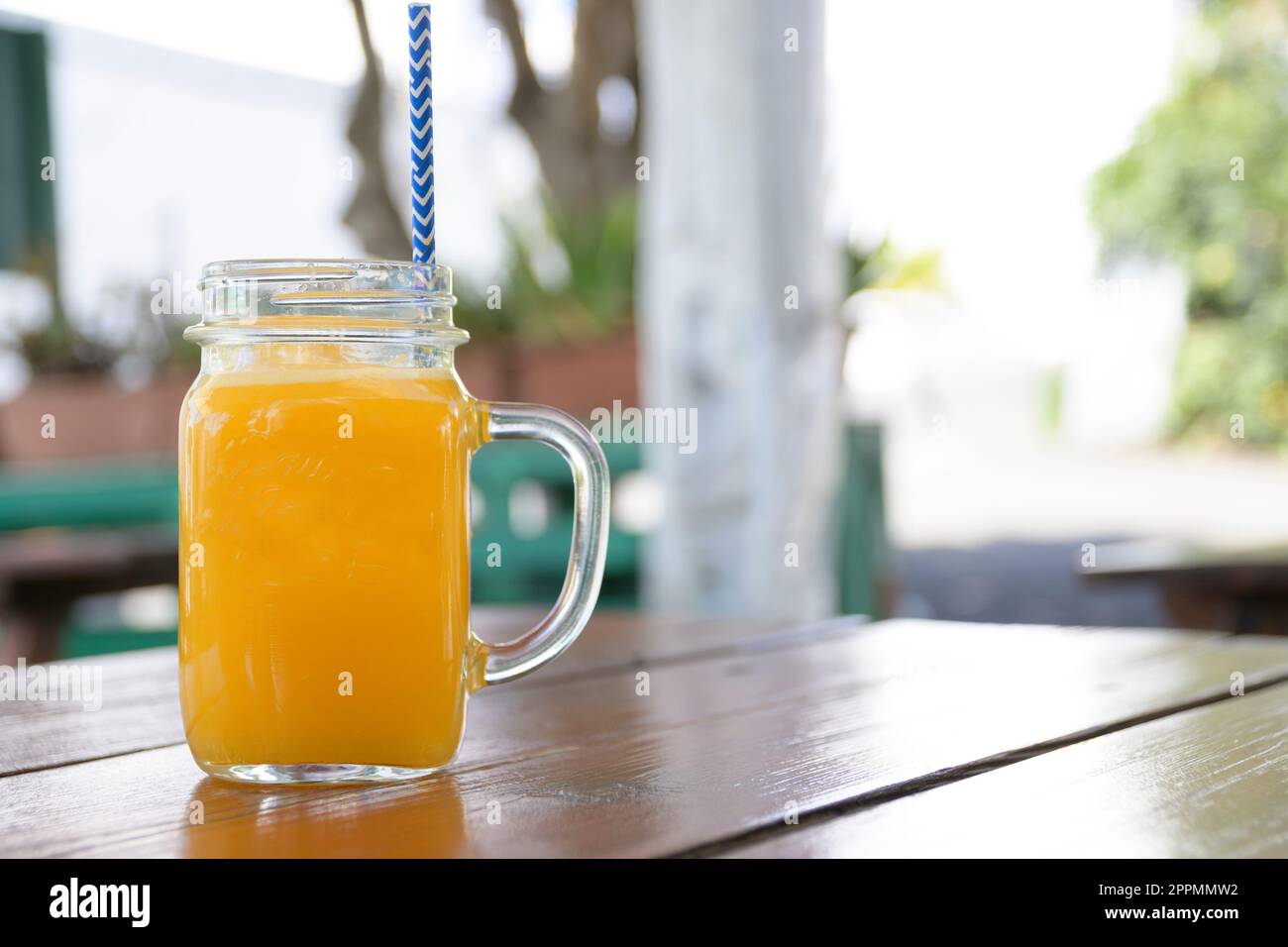 Horizontaler Schuss aus einem Glas hausgemachtem Orangensaft Stockfoto