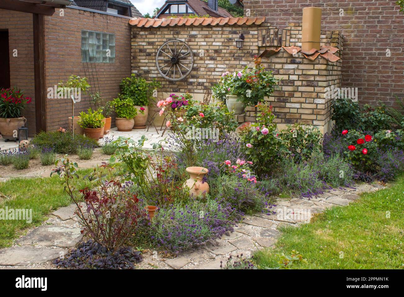 Schöner Platz im Garten im mediterranen Stil - rustikaler Garten Stockfoto