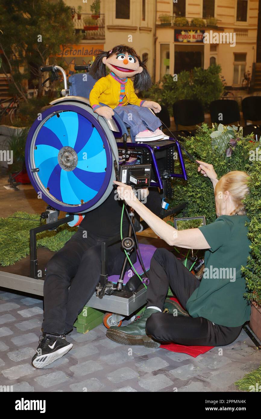 Elin mit den Puppenspielern bei der Arbeit, Präsentation der neuen Puppe Elin in der Sesamstraße - das Mädchen ist sieben Jahre alt und fährt im Rollstuhl. Zum ersten Mal bestärkt eine Figur mit Behinderung die deutsche Puppe Ensemb Stockfoto