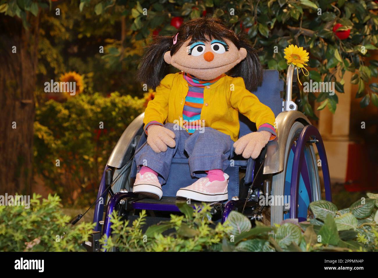 Elin, Präsentation der neuen Puppe Elin in der Sesamstraße - das Mädchen ist sieben Jahre alt und benutzt einen Rollstuhl. Zum ersten Mal stärkt eine Figur mit Behinderung das deutsche Marionettenensemble, NDR Studios Jenfeld, Hamburg, 19.03.20 Stockfoto