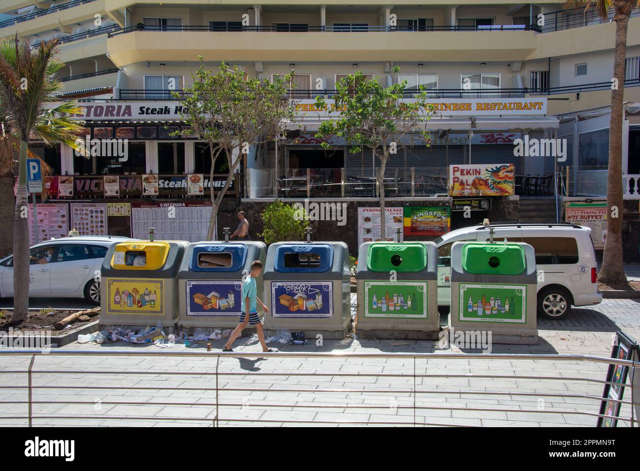 Costa Adeja, Teneriffa, Spanien 08. August 2022 - Abfallsortiersystem in einer Straße in der Stadt Costa Adeje, Teneriffa Stockfoto