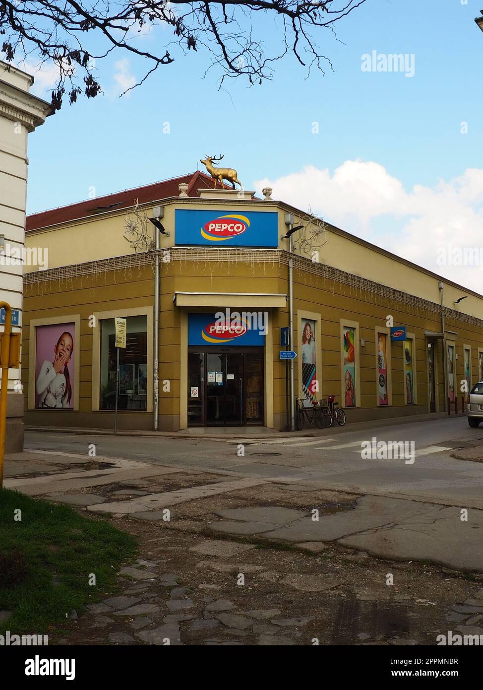 Sremska Mitrovica, Serbien, 16. März 2023 Ein Schild mit einem Namen und Logo von Netzwerk-Geschäften Pepco über einem Eingang zu einem Geschäft. Pepko-Banner. Damenshop zu günstigen Preisen. Pepco-Kette in Serbien Stockfoto