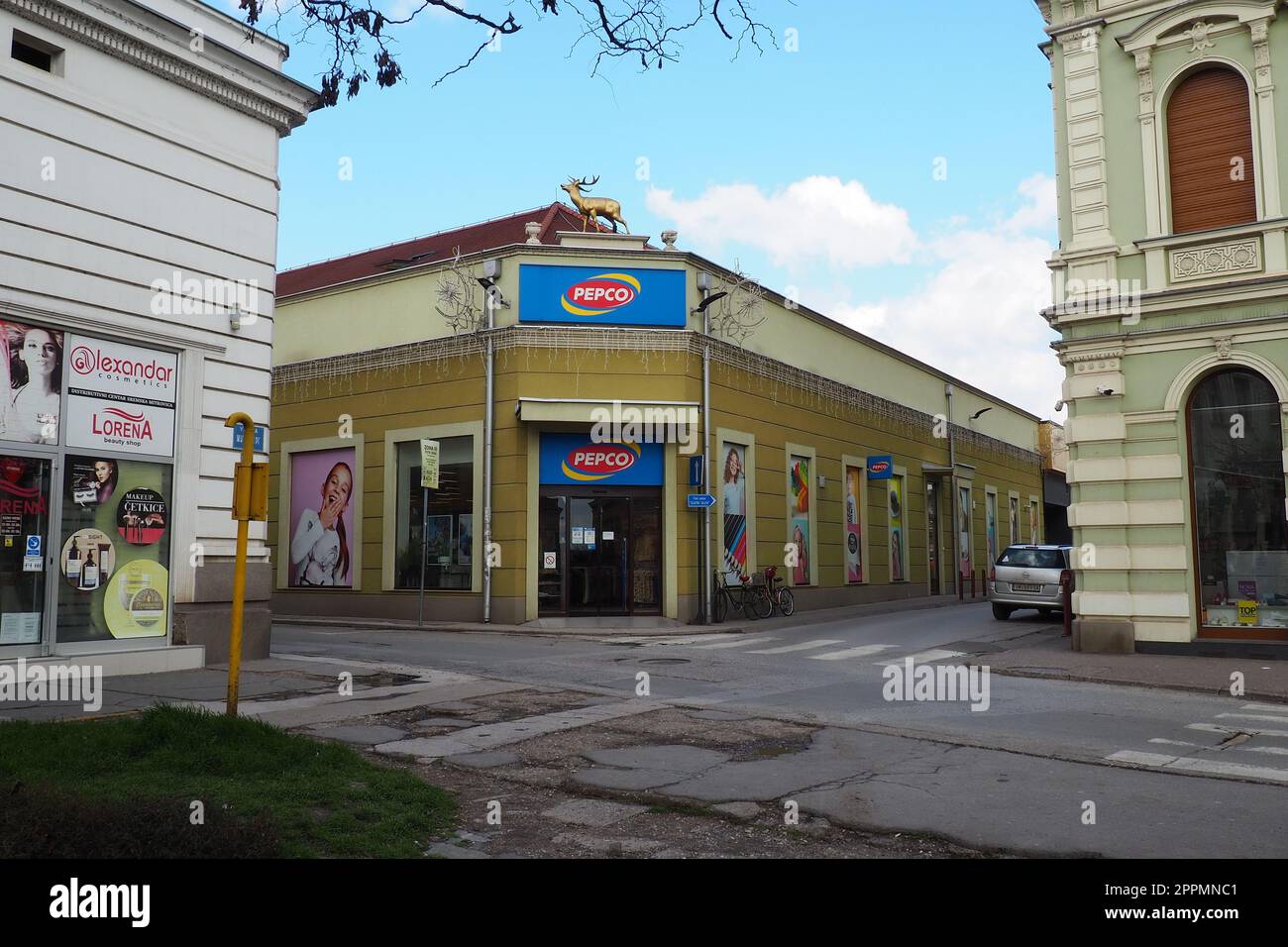 Sremska Mitrovica, Serbien, 16. März 2023 Ein Schild mit einem Namen und Logo von Netzwerk-Geschäften Pepco über einem Eingang zu einem Geschäft. Pepko-Banner. Damenshop zu günstigen Preisen. Pepco-Kette in Serbien Stockfoto