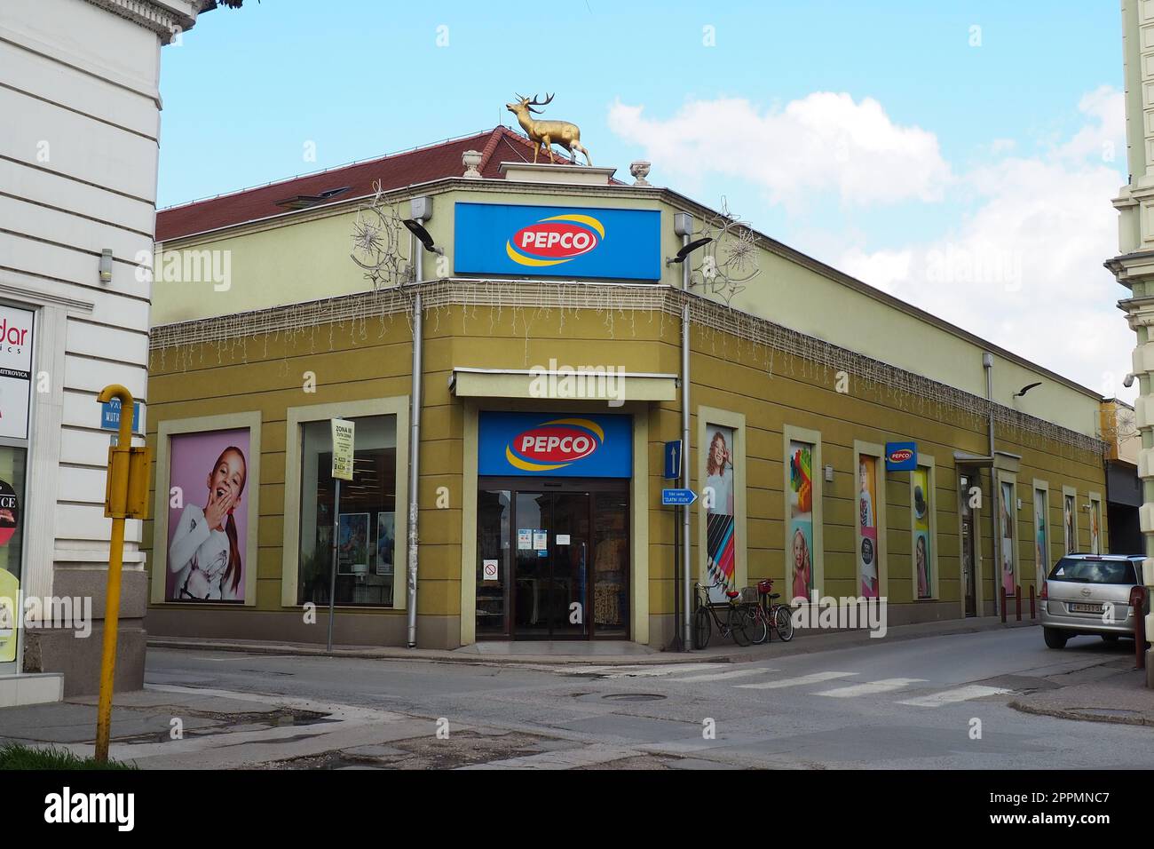 Sremska Mitrovica, Serbien, 16. März 2023 Ein Schild mit einem Namen und Logo von Netzwerk-Geschäften Pepco über einem Eingang zu einem Geschäft. Pepko-Banner. Damenshop zu günstigen Preisen. Pepco-Kette in Serbien Stockfoto