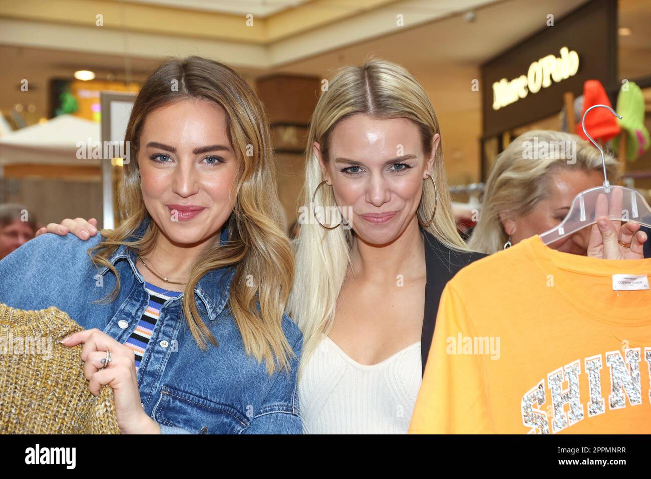 Monika Romczyk, Sandra Kuhn, Charity-Flohmarkt zu Gunsten der Tribut an die Bambi Stiftung im Alstertal Einkaufzentrum, Hamburg, 21.03.2023 Stockfoto