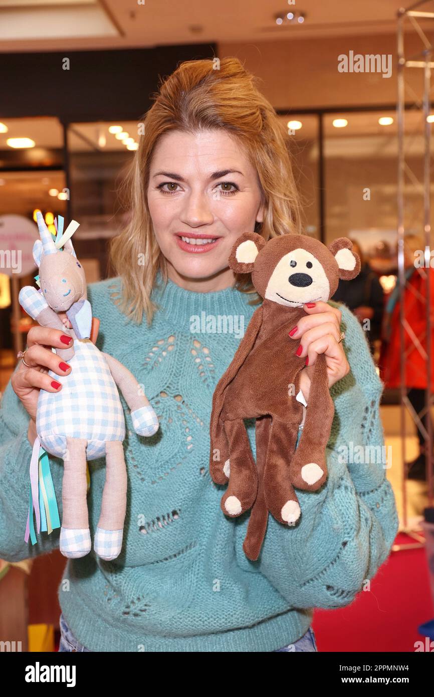 Nina Bott, Charity-Flohmarkt zu Gängen der Tribut an die Bambi Stiftung im Alstertal Einkaufzentrum, Hamburg, 21.03.2023 Stockfoto