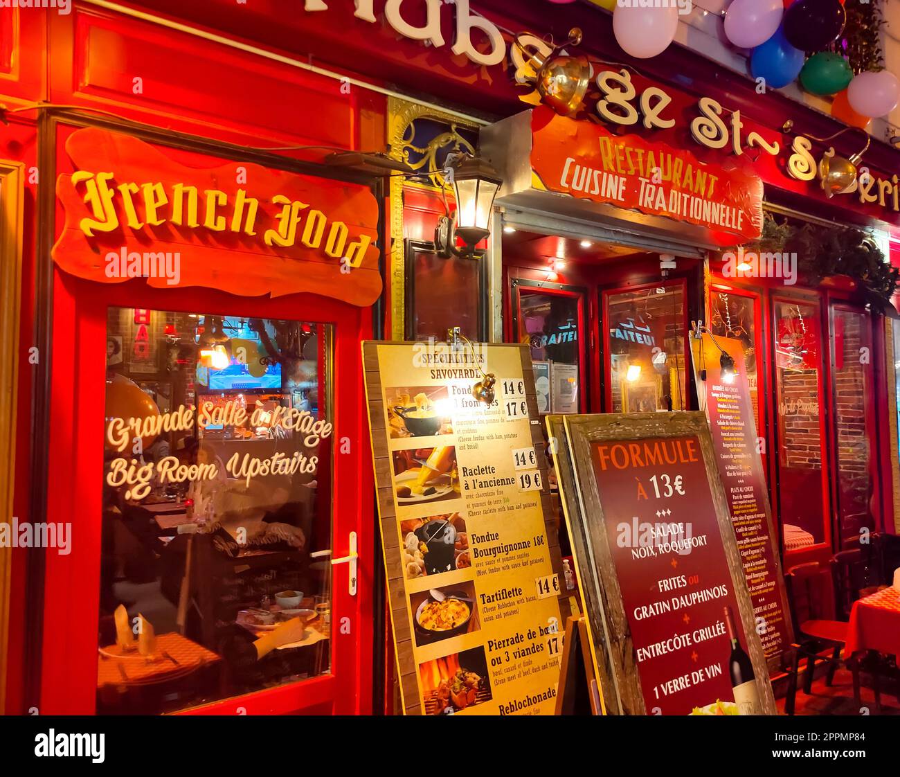 Das traditionelle französische Restaurant Le Soufflot befindet sich im Quartier Latin bei regnerischer Nacht, Paris, Frankreich. Stockfoto